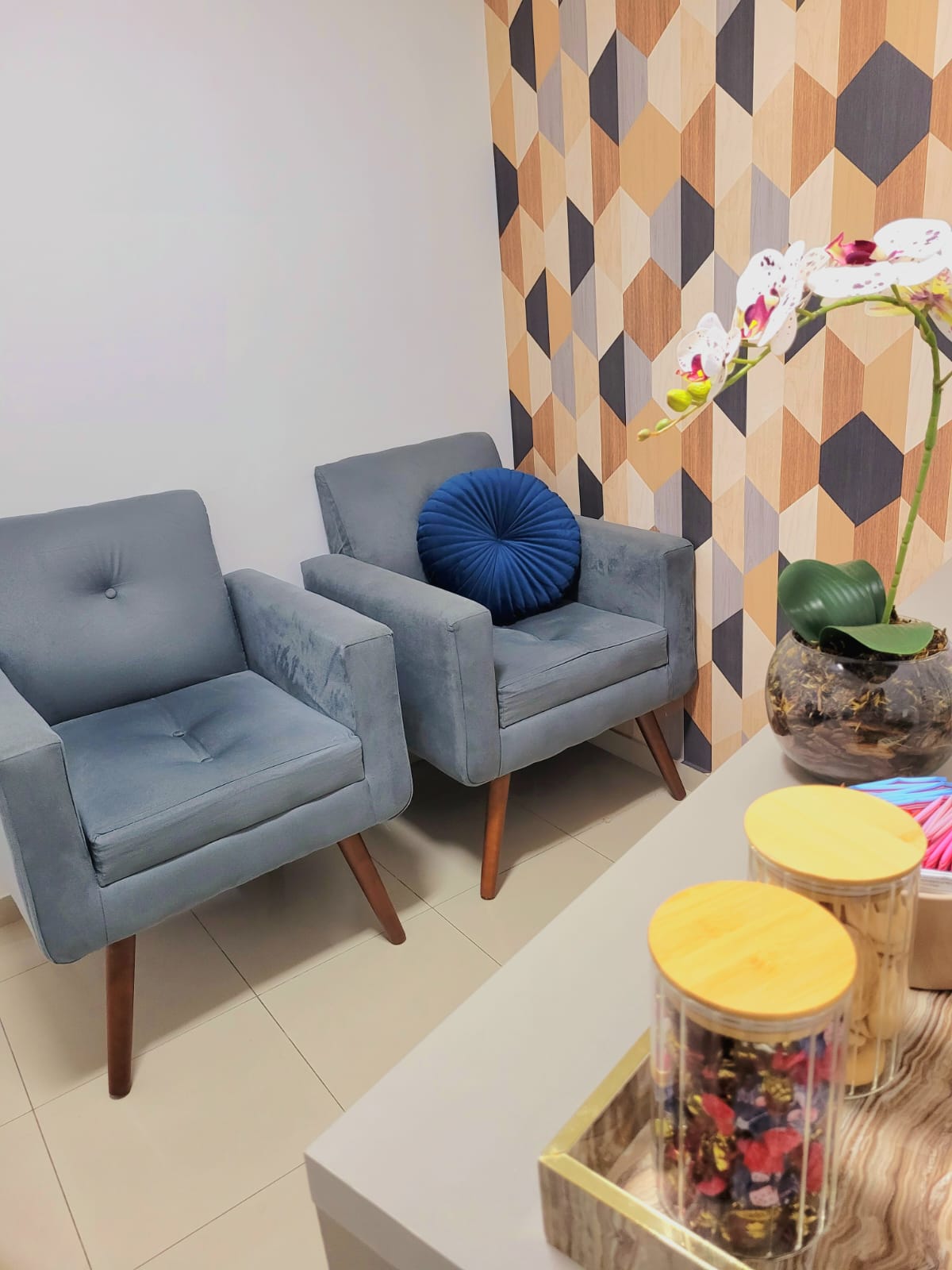 Sala de espera com poltronas azuis